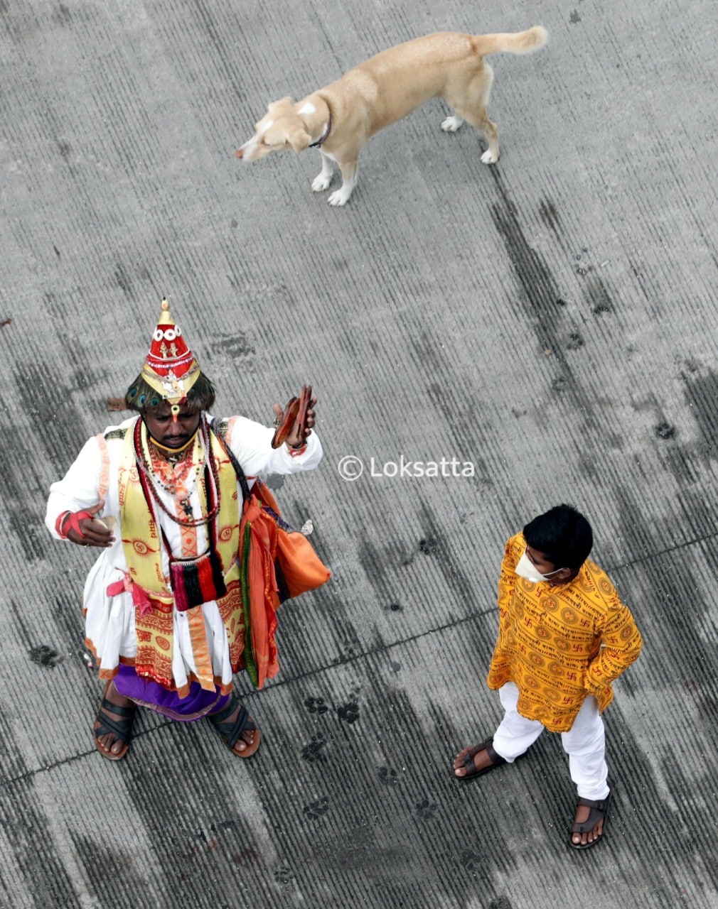 परंतू सर्व नियम पाळून वासुदेव आपलं वर्षानुवर्ष चालत आलेलं काम नित्यनेमाने करत आहेत.