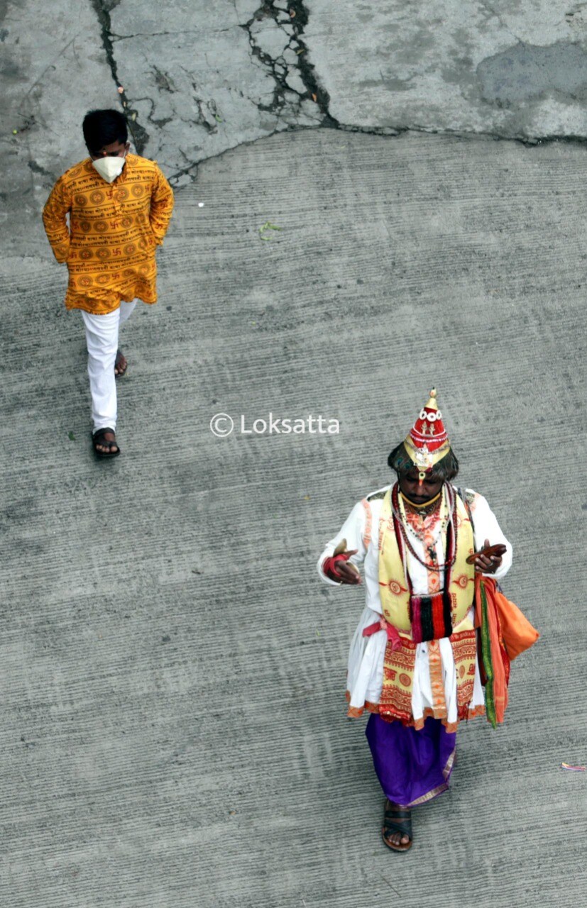 वासुदेव आणि महाराष्ट्राचं एक वेगळं नातं आहे. डोक्यावर मोरपिसांची टोपी, हातात टाळ आणि तोंडात संतांचे अभंग असं लोभसवाणं रुप घेऊन वासुदेव नेहमी शहरांत-गावात सकाळी फिरायचे. (सर्व छायाचित्र - अरुल होरायझन)