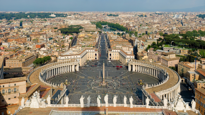 व्हॅटिकन सिटी : रोममध्ये पाचव्या, सहाव्या शतकात ख्रिश्चन धर्म स्थिरावला. सोळाव्या, सतराव्या शतकात ख्रिश्चन धर्मप्रमुख पोप याने चर्चसाठी अनेक जमिनी आणि धन जमवून आपले छोटेखानी साम्राज्य उभे केले. १८४९ साली रोमन प्रजासत्ताक स्थापन होऊन पोपची आणि चर्चची मालमत्ता सरकारजमा झाल्यामुळे त्याचे पाठीराखे आणि पोप असंतुष्ट झाले. मुसोलिनीने १९२९ साली यावर तोडगा काढून पोपला काही जमीन दिली. त्या ११० एकर जमिनीवर सध्याचे व्हॅटिकन सिटी स्टेट उभे राहिले. पोप हाच प्रमुख शासक असलेल्या या छोटया देशाची निर्मिती झाली. 