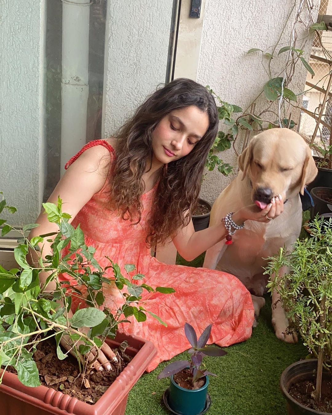 'हॅची आणि मम्मी. प्रत्येक कामात माझ्यासोबत असणारा. मी झाडे लावते. सुशांतचे स्वप्न पूर्ण करुन त्याला आठवण्याचा आमचा हा मार्ग आहे' या आशयाचे तिने कॅप्शन दिले आहे.