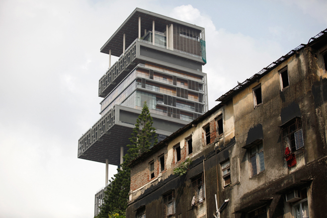 मुकेश अंबानी आपल्या कुटुंबासहीत मुंबईतील २७ मजली इमारतीत राहतात. ही संपूर्ण इमारतच त्यांचे घर असून त्याचे नाव एंटीलिया आहे. हे जगातील दुसऱ्या क्रमांकाचे महागडे घर आहे. (फोटो सौजन्य : Reuters/Danish Siddiqui)