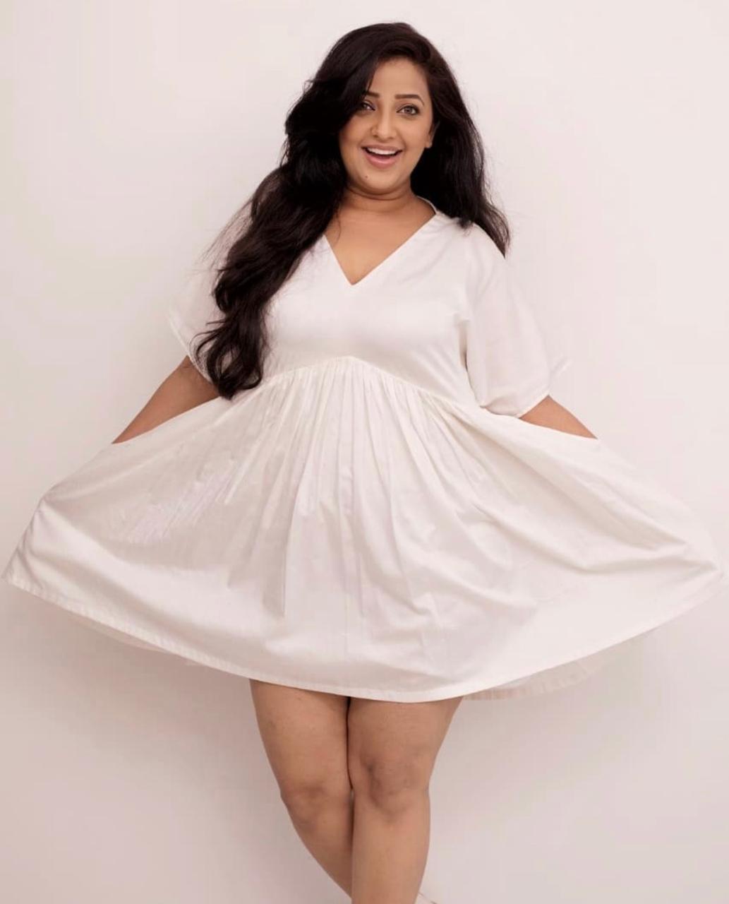 तिच्या या फोटोंवर नेटकरी कमेंट्सच्या माध्यमातून प्रेमाचा वर्षाव करत आहेत. शेवंता जितकी मालिकेत मोहक वाटते तितकीच खऱ्या आयुष्यातदेखील ती तितकीच सुंदर आहे.