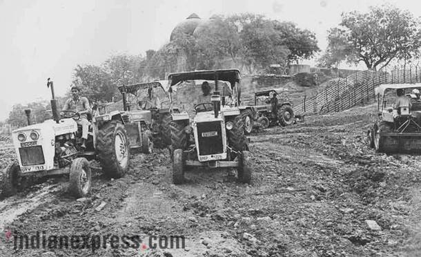 अयोध्येत बाबरी मशिद पडल्यानंतर त्याजागेवर ट्रॅक्टर (फोटो सौजन्य - इंडियन एक्सप्रेस)