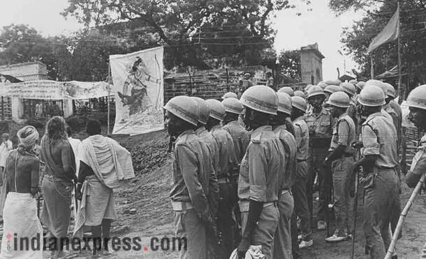 बाबरी मशिद पतनानंतर घटनास्थळी पोलिसांचा कडेकोट बंदोबस्त (फोटो सौजन्य - इंडियन एक्स्प्रेस)