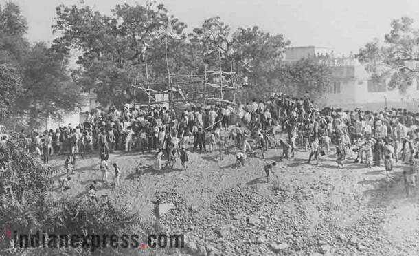 बाबरी मशिदीवर चालून गेलेल्या कारसेवकांनी पुढच्या काही तासांमध्ये मशिद पाडली होती. (फोटो सौजन्य - आर.के.शर्मा)