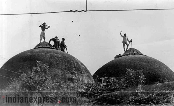 कारसेवक बाबरी मशिदीच्या घुमटावर (फोटो सौजन्य - एक्स्प्रेस आर्काईव्ह, मोहन बने)