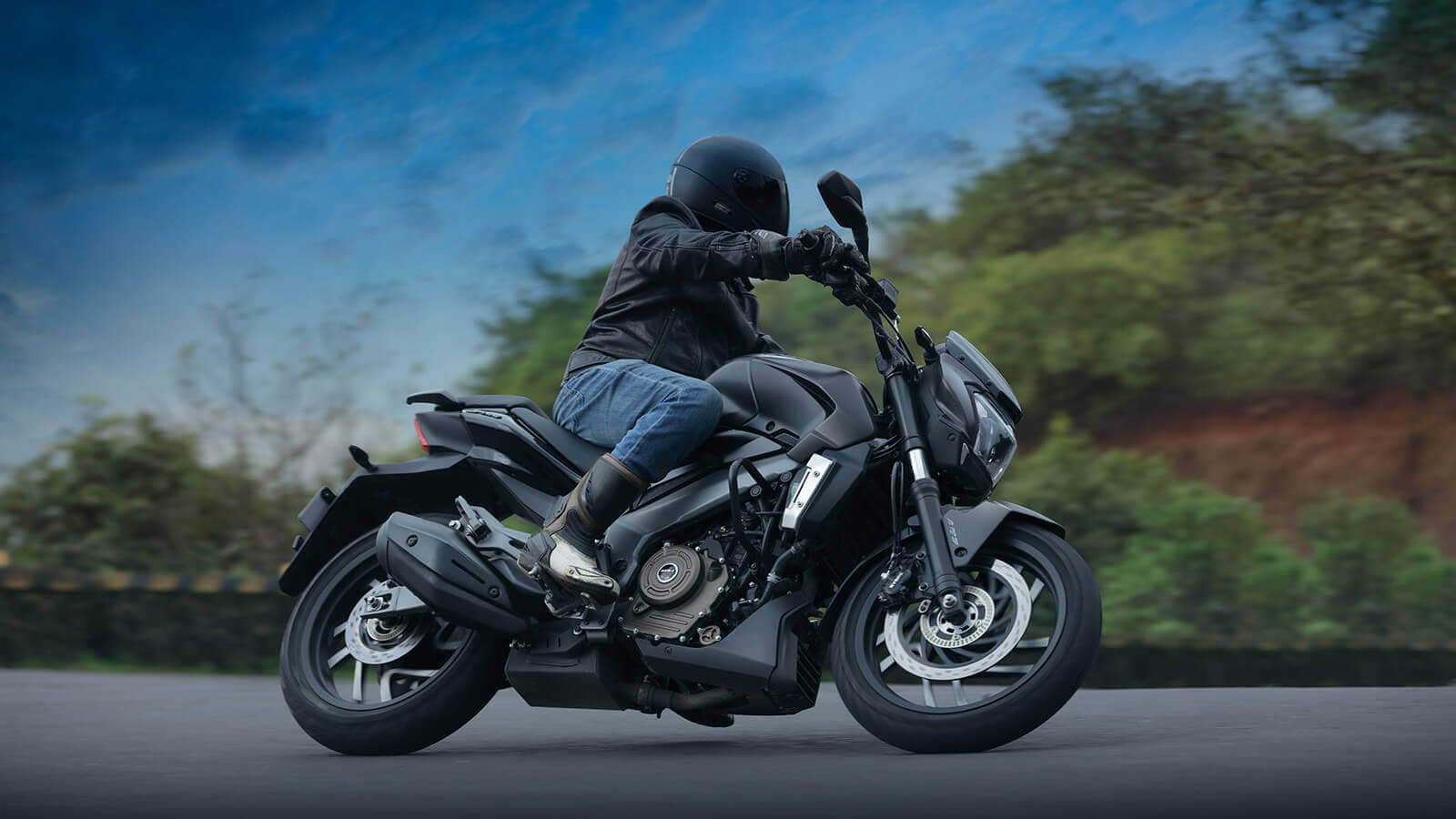 Bajaj Dominar 400 एक 'टूरिंग-ओरिएंटेड' मोटरसायकल आहे. या बाइकवर रायडरला 'कम्फर्ट' आणि 'कमांडिंग' रायडिंग पोझिशन मिळते.