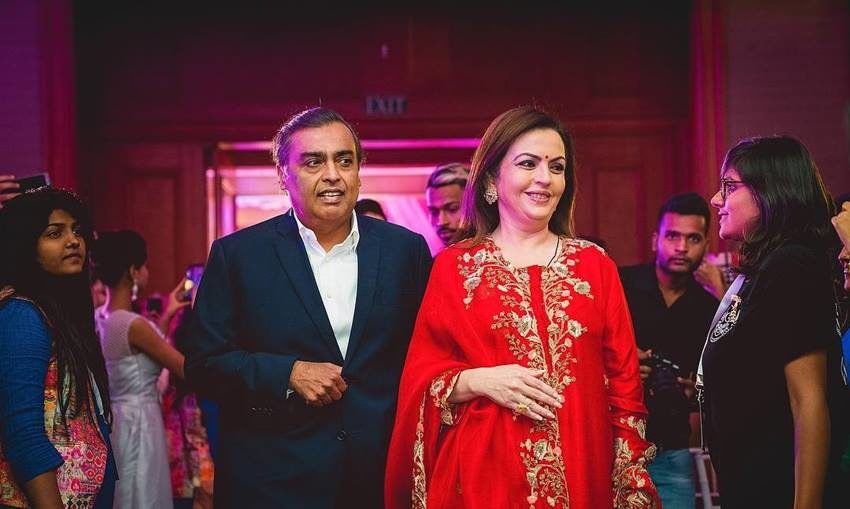 सर्वात श्रीमंत व्यक्तींपैकी एक असणारे उद्योगपती म्हणजे मुकेश अंबानी. अंबानी कुटुंबीय हे त्यांच्या शाही लाइफस्टाइलसाठी ओळखले जातात. पण आता सोशल मीडियावर निता अंबानी अभिनेत्री कंगना रणौतला तिच्या नव्या स्टुडिओच्या उभारणीसाठी २०० कोटी रुपयांची मदत करणार असल्याच्या चर्चा रंगल्या आहेत. पण निता अंबानी खरच कंगनाला मदत करणार आहेत का? असा प्रश्न अनेकांना पडला आहे. चला जाणून घेऊया नेमकं काय आहे सत्य...