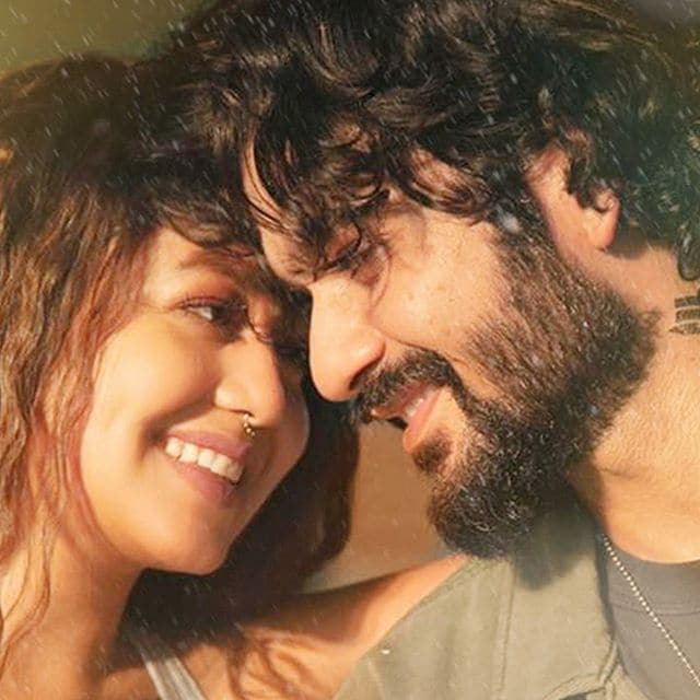 अभिनेता विकी कौशलचा भाऊ सनी कौशल आणि झुबिन नौटियाल यांच्यासोबत नेहाचं नवे गाणे प्रदर्शित झाले आहे.