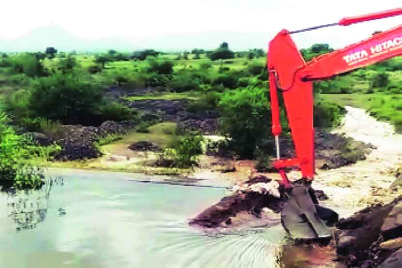 तलावाच्या सांडव्यातून पाणी काढून जलसाठा कमी करण्यात आला.