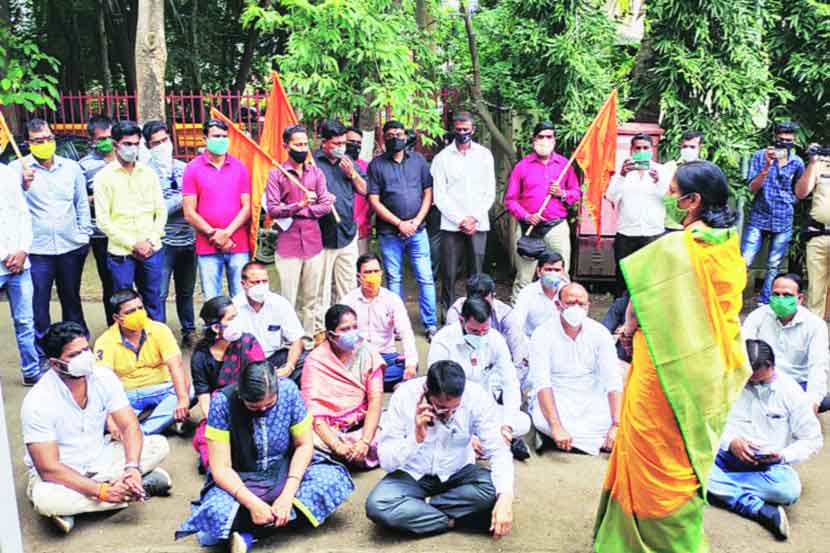 मराठा क्रांती मोर्चाच्या पदाधिकाऱ्यांशी संवाद साधताना आमदार सीमा हिरे.