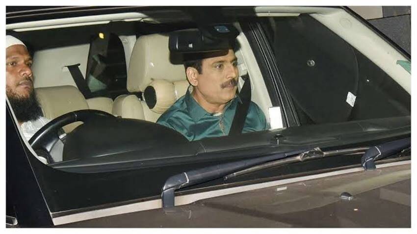 त्यांच्याकडे मर्सिडीज Benz E350D ही कार आहे. या कारची किंमत ७५.२९ लाख रुपये आहे.