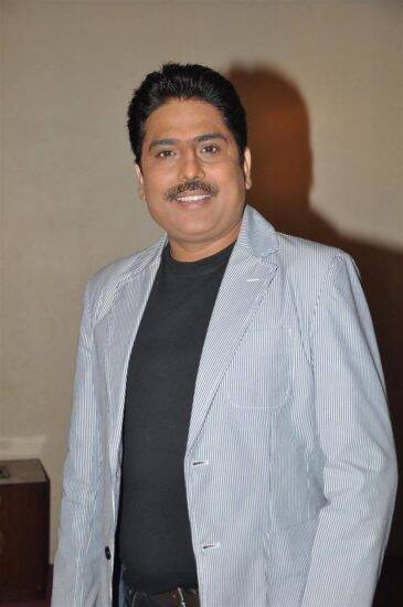 तारक मेहता हे पात्र शैलेष लोढा यांनी साकारले आहे. ते एका भागासाठी जवळपास १ लाख रुपये मानधन घेत असल्याच्या चर्चा रंगल्या आहेत.