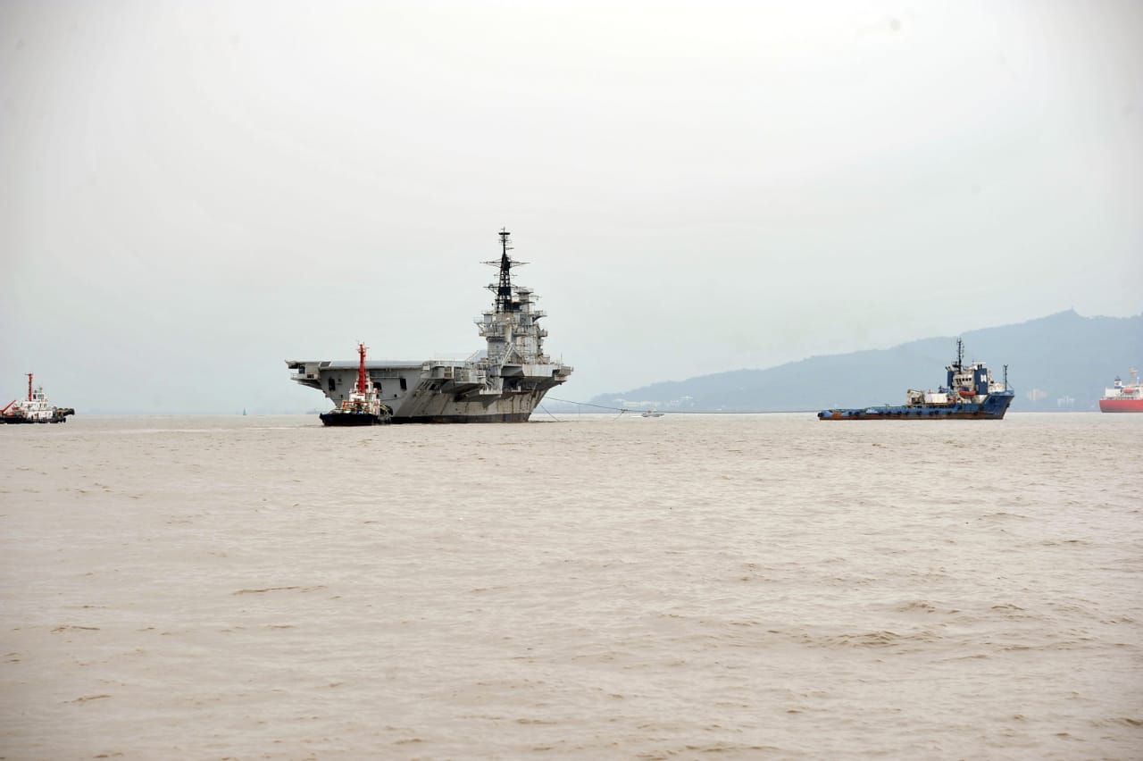 शनिवारी आयएनएस विराट' ही युद्धनौका गुजरातमधील अलंग बंदराच्या दिशेने रवाना झाली.