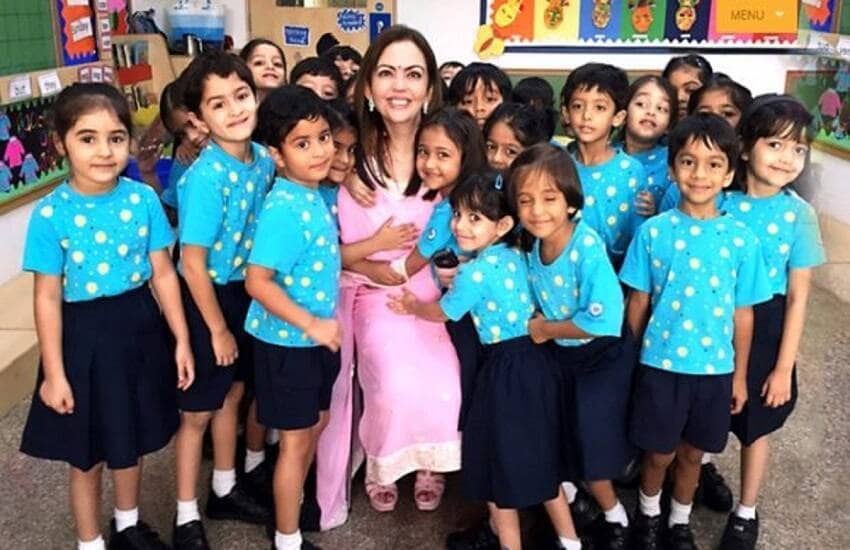 शाळेचे अॅडमिशन सुरु झाल्यानंतर अनेक लोकं फोन करुन अॅडमिशनसाठी विनंती करतात. तसेच अॅडमिशन मिळवून देणे हे त्यांच्या हातात नसल्याचे त्यांनी पुढे म्हटले आहे.