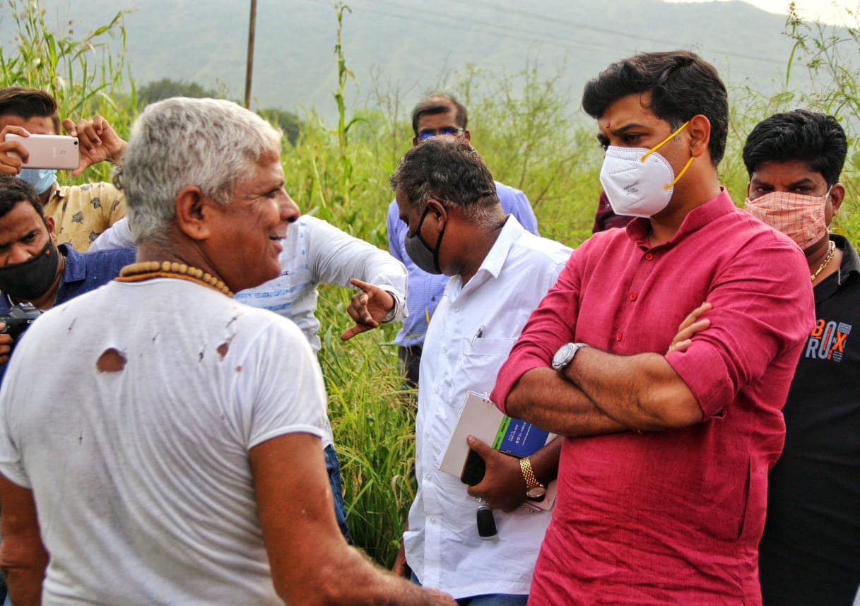 या पाहणी दौऱ्यादरम्यान ठाणे जिल्ह्याचे जिल्हाधिकारी राजेश नार्वेकर व इतर अधिकारीही सोबत होते. शेतकऱ्यांच्या झालेल्या नुकसानीचा, पिकांचे पंचनामे करुन त्यांना तात्काळ नुकसान भरपाई देण्याच्या सूचना यावेळी डॉ. शिंदे यांनी केल्या.