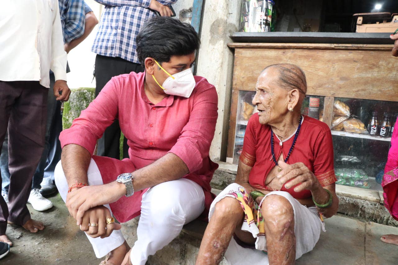 डॉ. श्रीकांत शिंदे यांनी शेतकरी बांधवांशी संवाद साधत त्यांच्या पाठीशी असल्याचं आश्वासन दिलं.