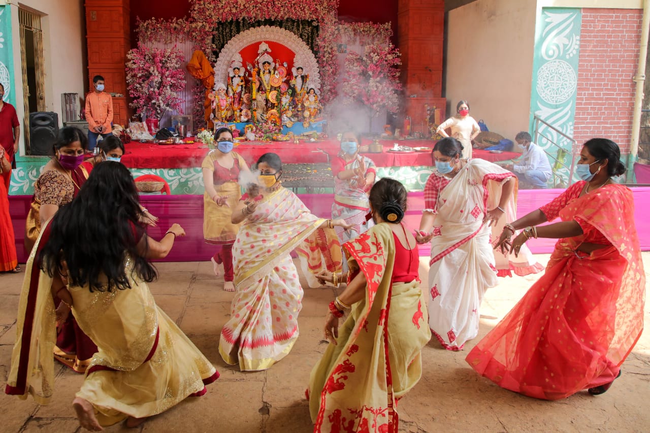 पूजा संपन्न झाल्यानंतर बंगाली संस्कृतीत प्रसिद्ध असलेलं धुनची नृत्यही महिलांनी केलं.