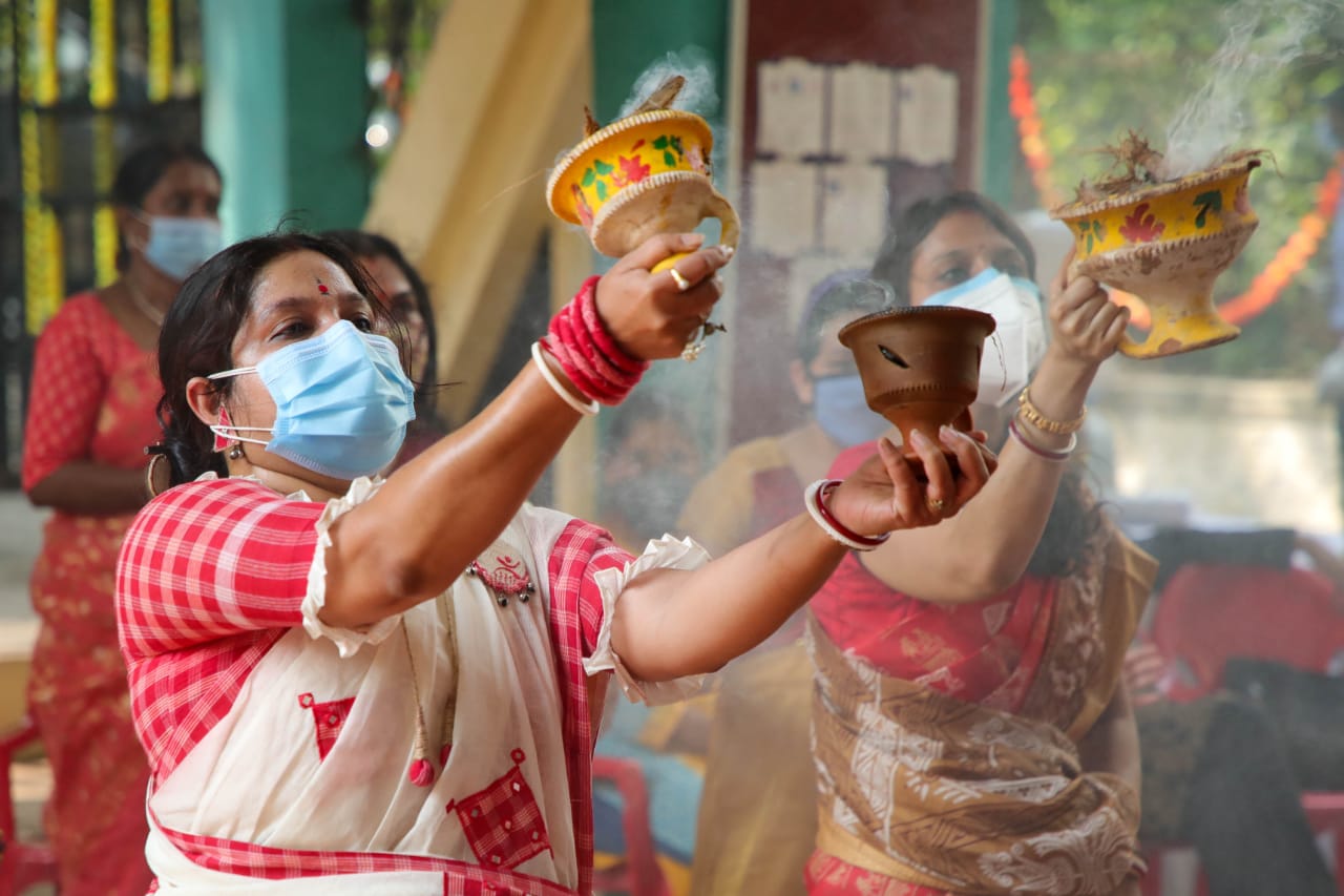 यावेळी बंगाली महिलांनी चेहऱ्यावर मास्क आणि सोशल डिस्टन्सिंगच्या नियमांचं पालन करत पूजा संपन्न केली.