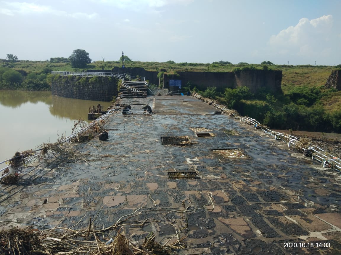 महाराष्ट्रातला सर्वात मोठा भुईकोट किल्ला अशी ख्याती असलेल्या नळदुर्गाचं पावसामुळे मोठ्या प्रमाणावर नुकसान झालं आहे