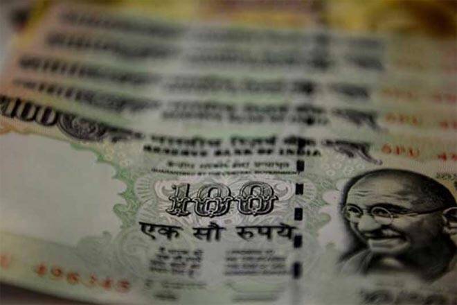 महात्मा गांधींचा फोटो भारतीय चलनावर सर्वात आदी जवळजवळ ५० वर्षांपूर्वी छापण्यात आला. महात्मा गांधींच्या जन्म शताब्दीनिमित्त पहिल्यांदा नोटेवर महात्मा गांधींचा फोटो छापण्यात आला होता.