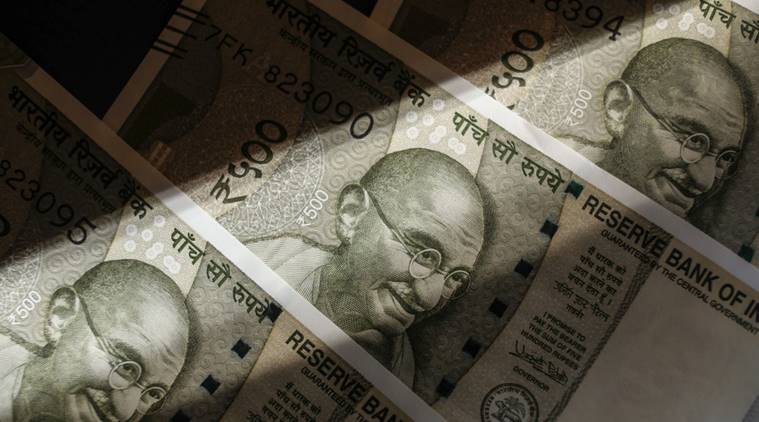 रिझर्व्ह बँक ऑफ इंडियाने महात्मा गांधींचा फोटो असणारी पहिली नोट कोमेमोरेटीव्ह म्हणजेच स्मरणार्थ छापण्यात येणारी नोट म्हणून १०० रुपयांची नोट १९६९ साली छापली. हे गांधीजींचे जन्म शताब्दी वर्ष होतं. तसेच नोटेवर छापण्यात आलेल्या फोटोमध्ये सेवाग्राम आश्रमही होतं.