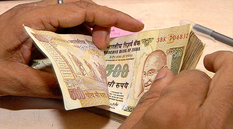 गांधीजींचा फोटो लावण्यासंदर्भातील निर्णय घेण्यासाठी तेव्हा नव्यानेच स्थापन झालेल्या सरकारला थोडा वेळ हवा होता. त्यामुळे तात्पुरता उपाय म्हणून किंग जॉर्जऐवजी नोटांवर सारनाथ येथील अशोक स्तंभावरील सिंहांचा फोटो लावण्यात आला.