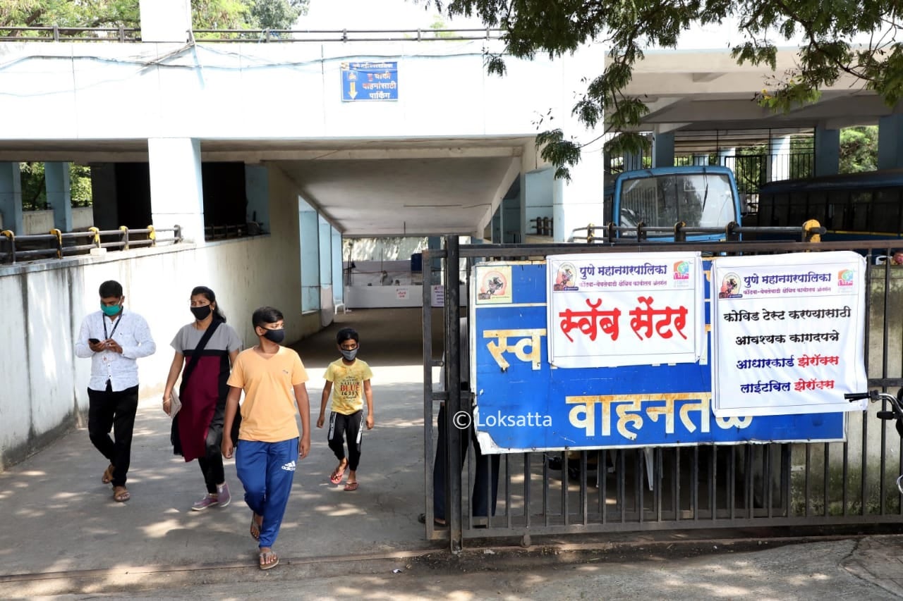 अनलॉकच्या माध्यमातून महाराष्ट्रातील शहरं आता पूर्वपदावर येण्याचा प्रयत्न करत आहेत. तरीही अद्याप करोनाचं संकट कायम आहे.