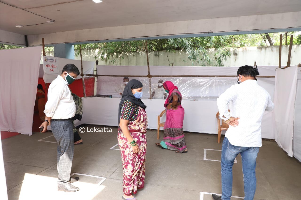 कात्रज परिसरातील राजीव गांधी Zoological Park मध्ये नवीन करोना चाचणी केंद्र स्थापन करण्यात आलंय. इथे स्वॅबचे नमूने देण्यासाठी येणाऱ्या नागरिकांकडून सोशल डिस्टन्सिंग पाळलं जावं यासाठी खास सोय करण्यात आली आहे.