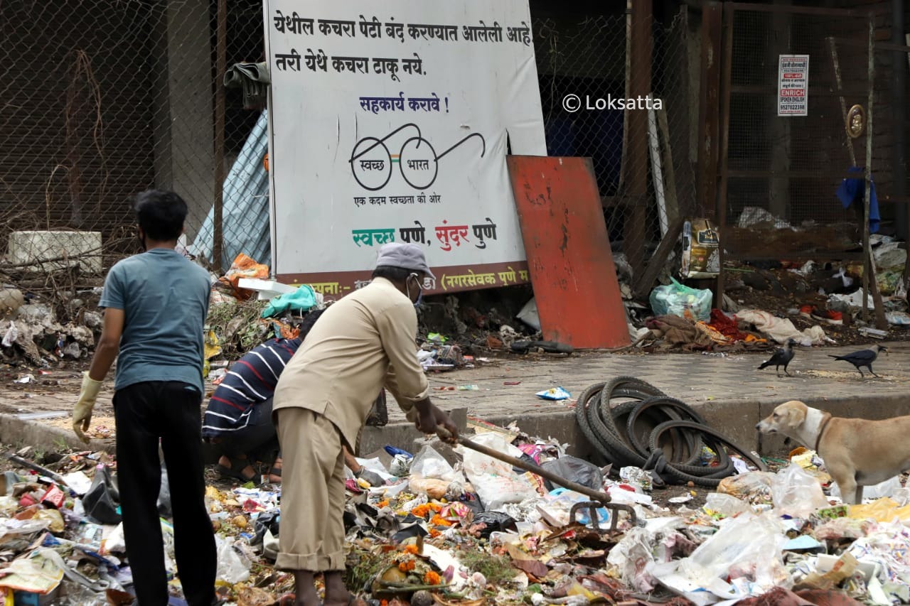 पर्वती आणि तळजाई परिसरातल्या कचराकुंड्या काही दिवसांपूर्वी महापालिकेने हटवल्या आहेत. या ठिकाणी कचरा टाकू नये असा स्पष्ट बोर्ड लावलेला असतानाही चित्र काहीसं वेगळच दिसतंय.