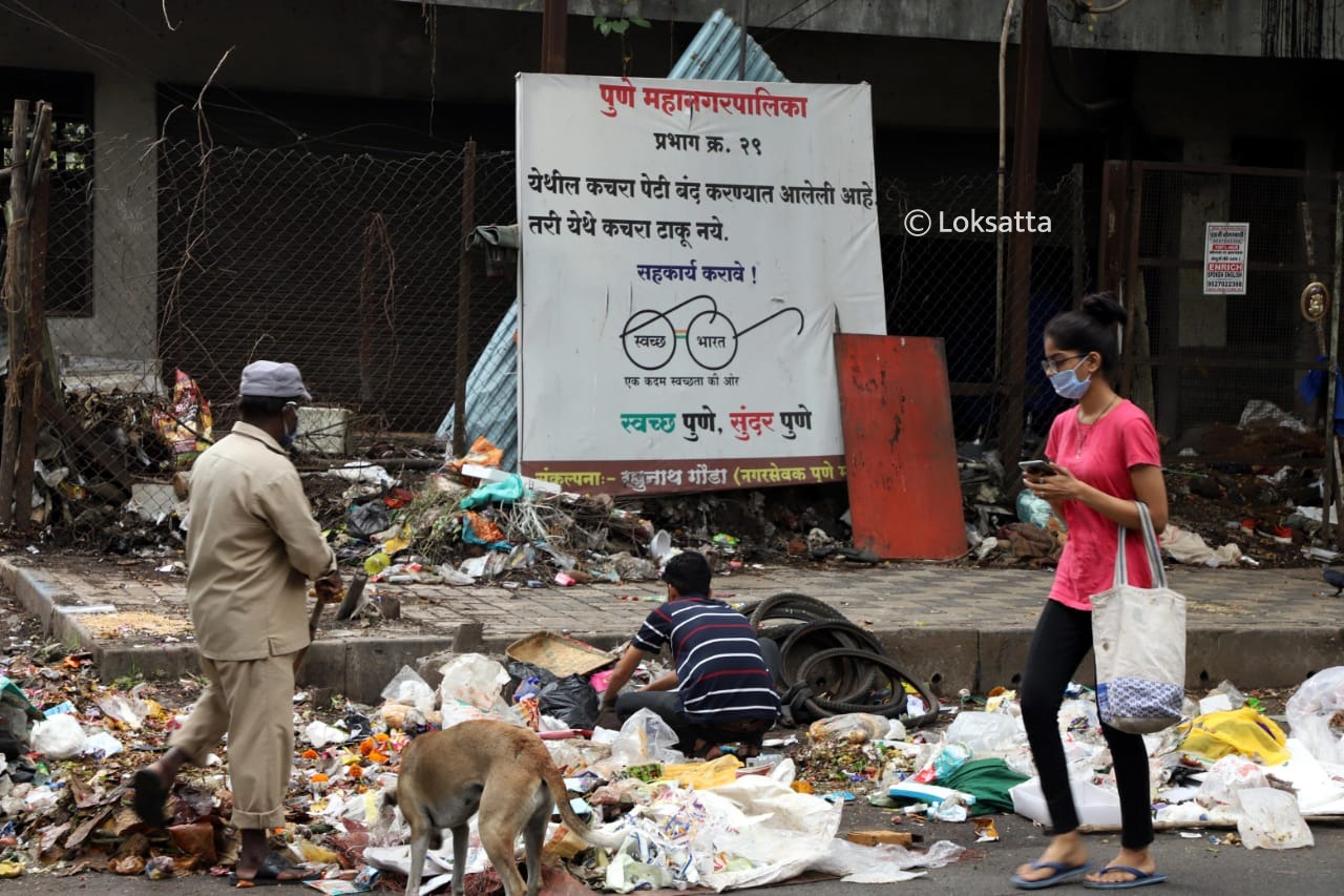 या भागांत फिरायला येणारे नागरिक खुलेआम रस्त्यावर कचरा टाकत आहेत, त्यामुळे परिसरात खूप दुर्गंधी पसरतेय.