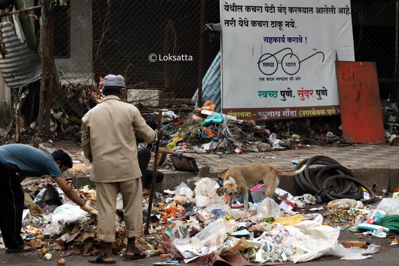 करोना विषाणूमुळे देशभरात निर्माण झालेली परिस्थिती आपण सर्वांनी अनुभवलीच आहे. महाराष्ट्रात पुणे शहराला या विषाणूच्या प्रादुर्भावाचा फटका बसला. गेल्या काही महिन्यांपासून स्थानिक महापालिका आणि आरोग्य प्रशासन शहरात कुठेही अस्वच्छता राहणार नाही याची काळजी घेताना दिसत आहे. परंतू पुणेकर नागरिकांकडून त्याला फारसा प्रतिसाद मिळताना दिसत नाही. (सर्व छायाचित्र - पवन खेंगरे)