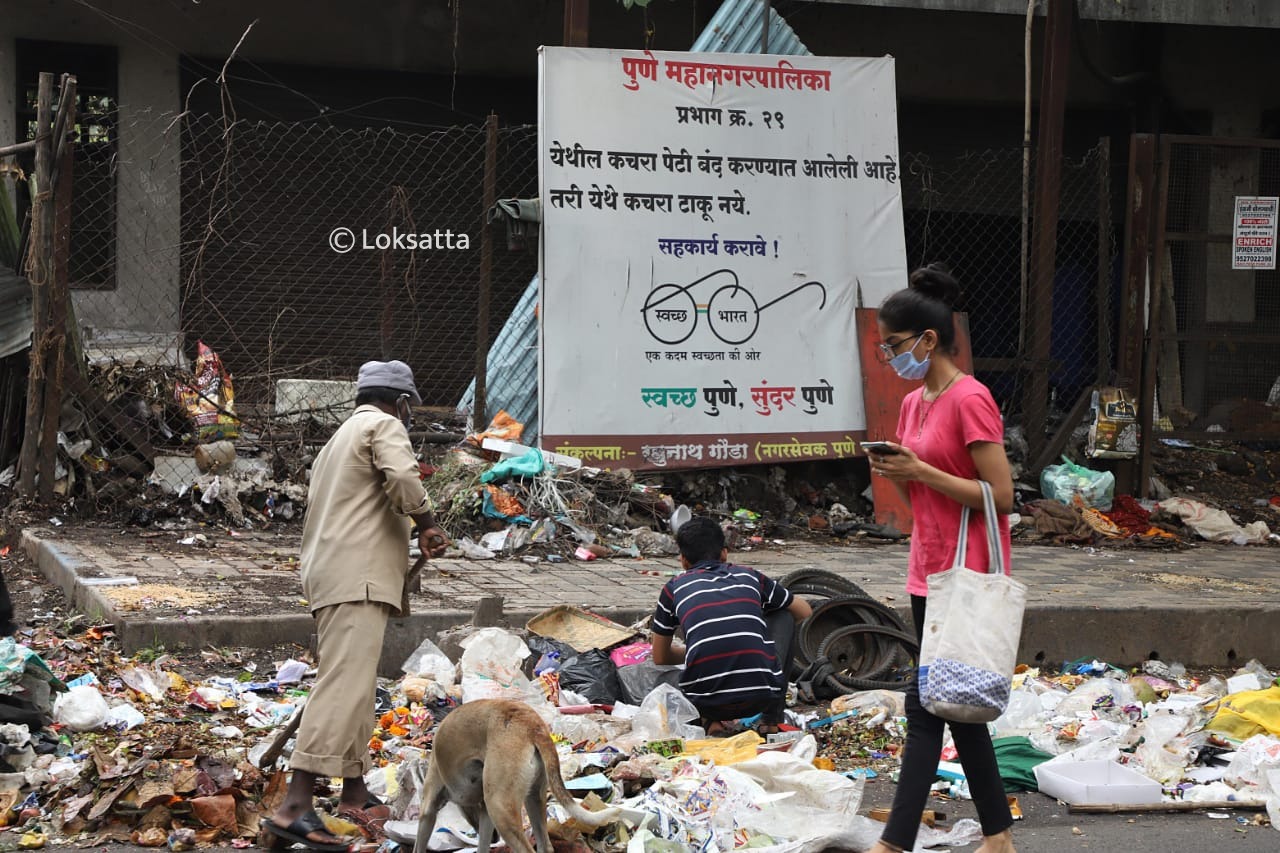 अनेकदा अन्नाच्या शोधात रस्त्यावरील प्राणी कचरा कुंडीकडेच येतात..ज्यामुळे ही घाण आणि दुर्गंधी अधिकच पसरली जाते.