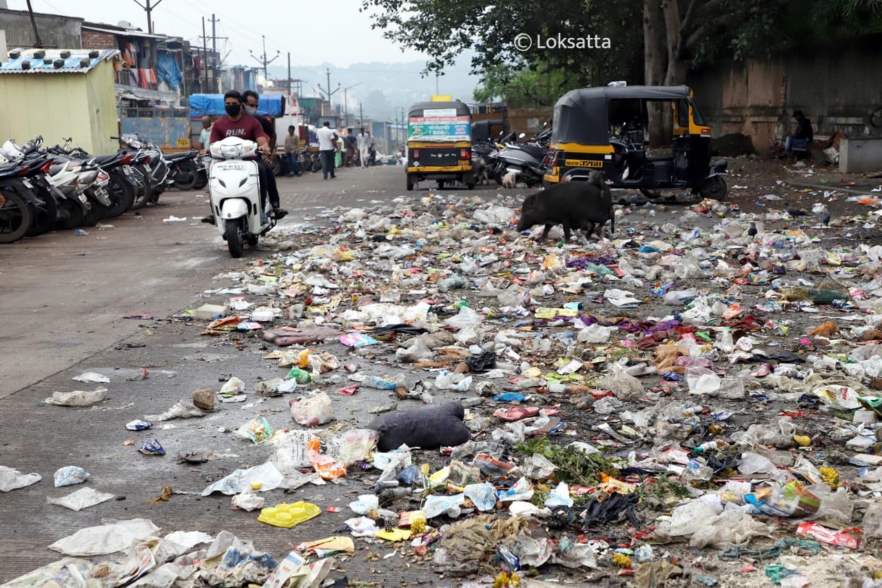 पुणे महापालिकेच्या स्वच्छता विभागाचे कर्मचाही हा कचरा साफ करत असतात, परंतू नागरिक या ठिकाणी कचरा टाकण्याचं थांबवत नसल्यामुळे या परिसराला एक बकाल रुप आलंय.