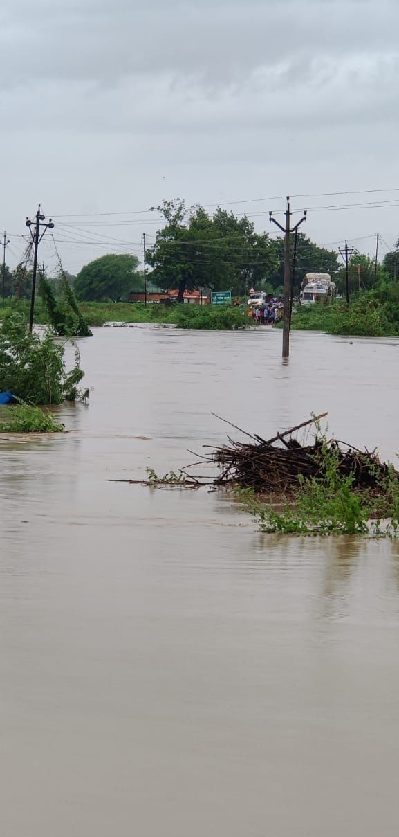 सोलापूर शहर व जिल्ह्यात मुसळधार पाऊस पडत असून अनेक गावांचा संपर्क तुटला आहे.