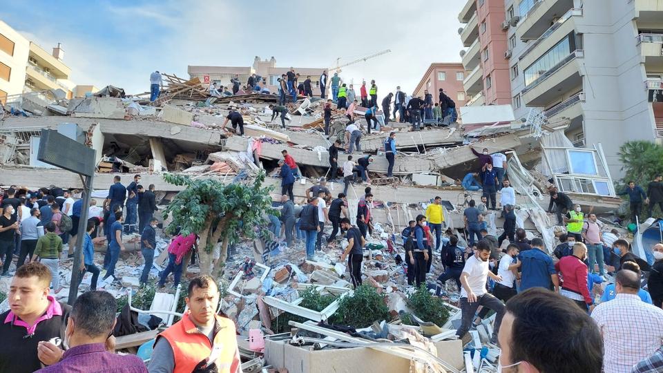 तुर्की आणि ग्रीस या देशांना शुक्रवारी रात्री झालेल्या एका शक्तिशाली भूकंपाने हादरवून सोडले. या देशांमधील अनेक उंच इमारती पत्त्यांप्रमाणे कोसळल्या. तर काही भागांमध्ये त्सुनामीच्या लाटाही उसळल्या. (Source: TRTWorld and agencies)