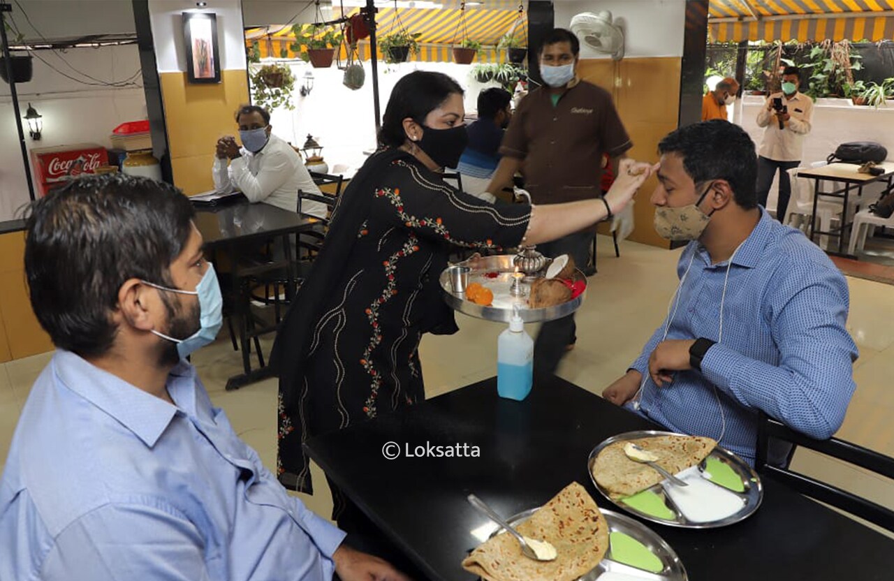 पुण्यातल्या फर्ग्युसन कॉलेज रोडवरील विविध रेस्तराँमध्ये ग्राहक राजाचे औक्षण करुन मोठ्या उत्साहात स्वागत करण्यात आले.