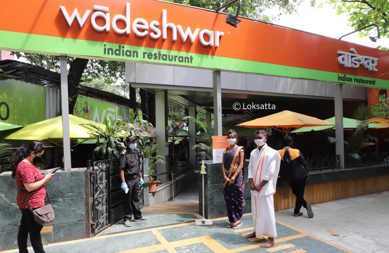 कोविडच्या भीतीमुळे लॉकडाउनदरम्यान आपापल्या राज्यात परतलेले परप्रांतीय हॉटेल कामगार हॉटेलांना परवानगी नसल्याने अद्यापही परतलेले नाहीत. त्यामुळे अनेक प्रसिद्ध हॉटेल्स आजही बंद होती. मात्र, येत्या काही दिवसांत ती देखील सुरु होतील.