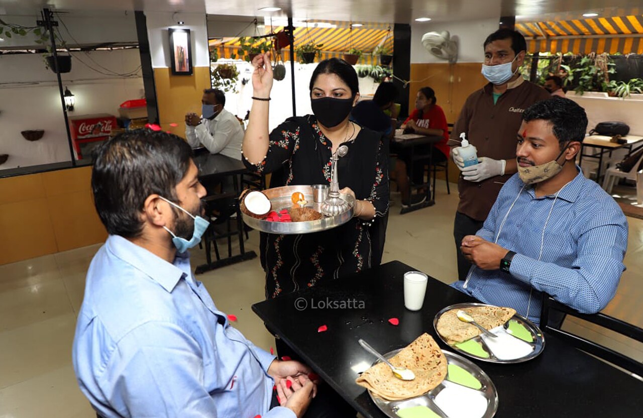 पुणे : लॉकडाउनच्या सहा महिन्यांच्या कालावधीनंतर अनलॉकच्या पाचव्या टप्प्यात राज्यातील हॉटेलं आजपासून सशर्त सुरु झाली. मात्र, पहिल्याच दिवशी याला ग्राहकांचा संमिश्र प्रतिसाद मिळाला. (सर्व छायाचित्रे - पवन खेंगरे)