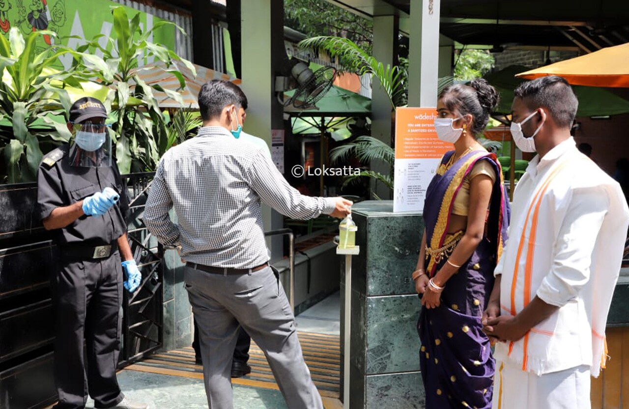 या रेस्तराँ आणि हॉटेलांमध्ये प्रवेश करतानाच बाहेर ग्राहकांसाठी सॅनिटायझरची सुविधा उपलब्ध करुन देण्यात आली आहे.