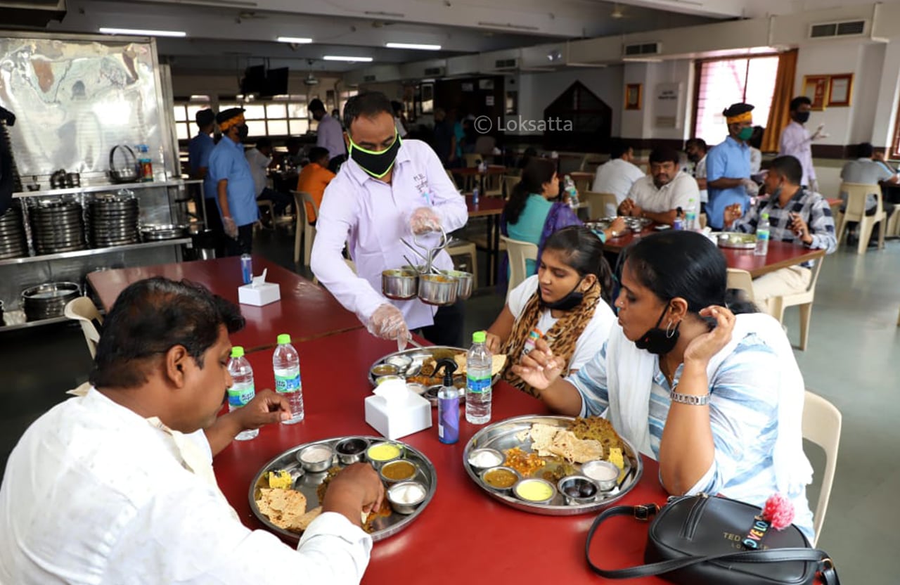 सुरक्षा रक्षकांपासून हॉटेलांमधील वाढपी आणि कर्मचाऱ्यांद्वारे ग्लोव्ह्ज, मास्क यांचा वापर केला जात आहे.