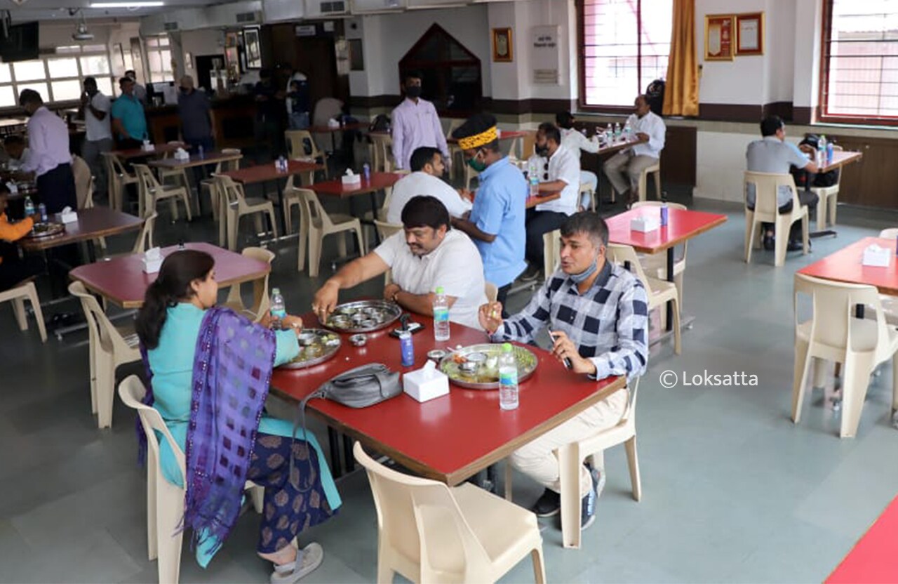 पुणेकर खवय्यांनी पहिल्या दिवशी काहीसा थंड प्रतिसाद दिला असला तरी अनेकांनी आपल्या नेहमीच्या खानावळीत आणि रेस्तराँमध्ये मनसोक्त जेवण्याचा आनंदही लुटला.