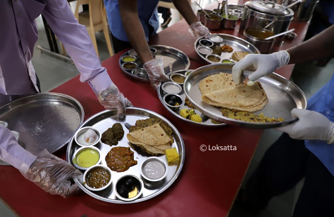 काही हॉटेलांमध्ये तर प्रत्येक टेबलावर सॅनिटायझरच्या बाटल्यांचीही सोय करण्यात आली आहे.