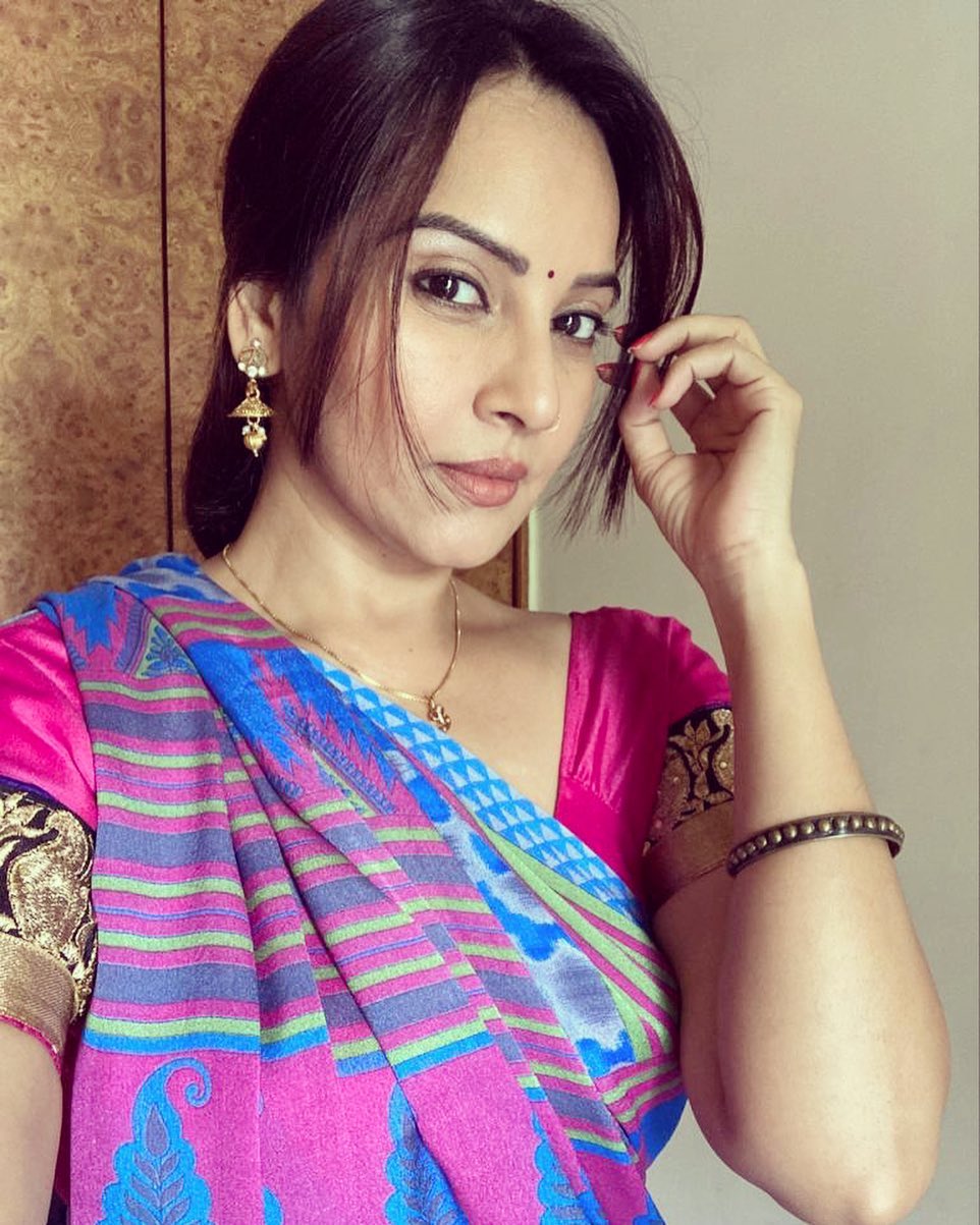 तिने मालिकेत अनेक भूमिका साकारल्या आहेत.