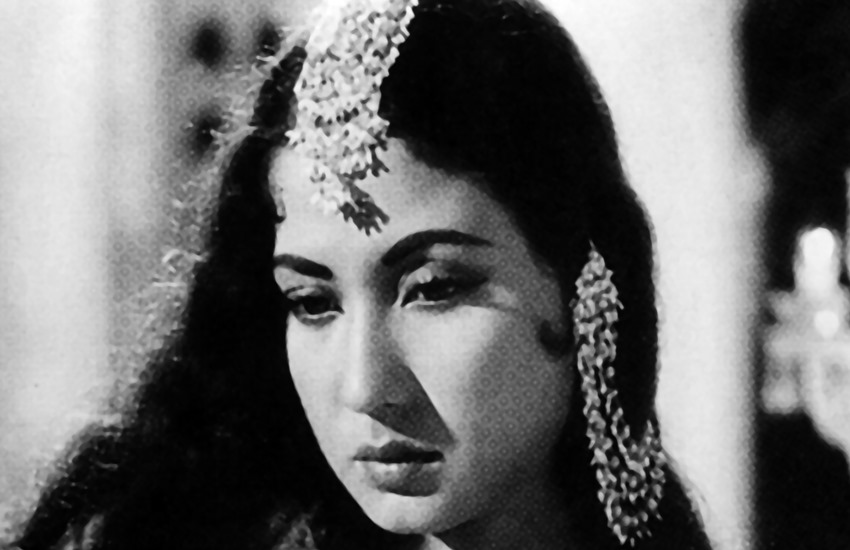 चित्रपटसृष्टीमधील अतिशय लोकप्रिय अभिनेत्री म्हणजे मीना कुमारी. त्यांचा उल्लेख मलिका-ए-जज्बात म्हणजे भावनांची सम्राज्ञी असा व्हायचा. त्यांचा मृत्यू ३१ मार्च १९७२ रोजी झाला. ज्यावेळी त्यांचे निधन झाले तेव्हा त्यांची आर्थिक परिस्थिती अतिशय बिकट होती. त्यांच्याकडे हॉस्पिटलचे बिल भरण्यासाठी देखील पैसे नव्हते.