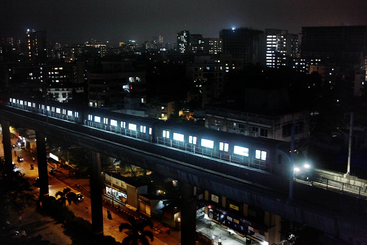 टाळेबंदीत बंद के लेली मेट्रो सेवा १५ ऑक्टोबरपासून सुरू करण्यास राज्य सरकारने परवानगी दिली.सर्व सुरक्षा चाचण्या आणि आरोग्य सुरक्षेच्या विविध उपाययोजना करीत मेट्रो सुविधा सोमवारपासून सर्व मुंबईकरांसाठी कार्यरत झाली.
