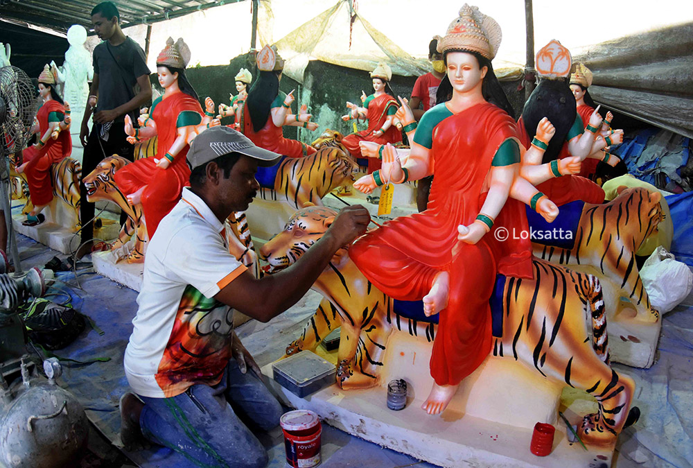ठाणे : नवरात्र उत्सव अवघ्या चार दिवसांवर आला आहे. त्यासाठी मूर्तीकार देवीच्या मूर्तींच्या रंगकामावर शेवटचा हात देताना. (सर्व छायाचित्रे - दीपक जोशी)