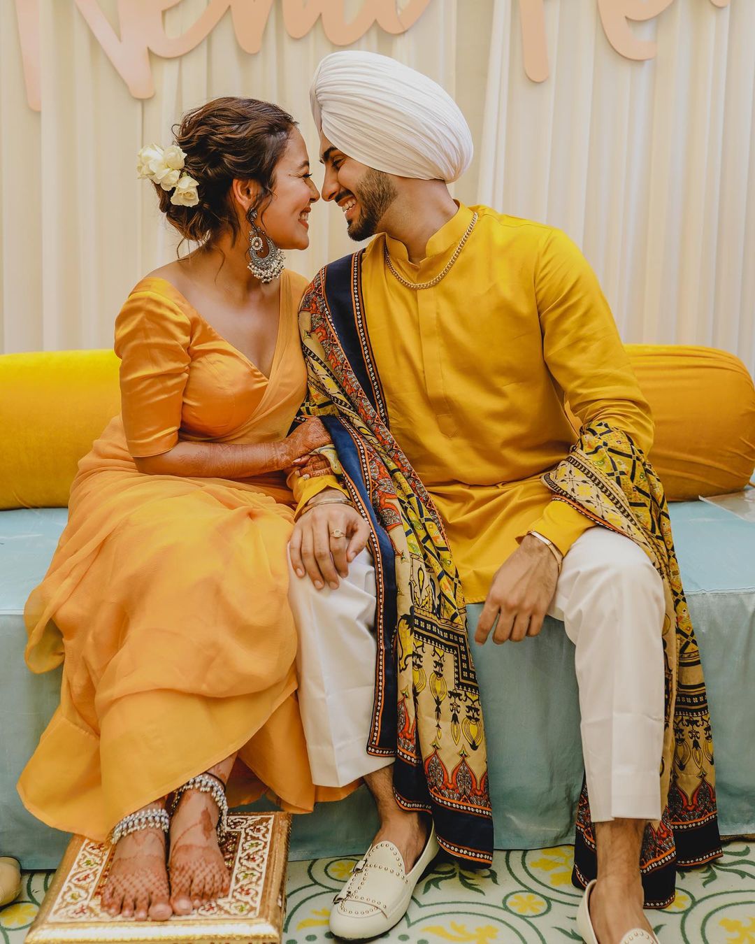 नेहा आणि रोहन दिल्लीत लग्न करणार असून गुरुवारी नेहाचं संपूर्ण कुटुंब मुंबईहून दिल्लीला रवाना झालं.