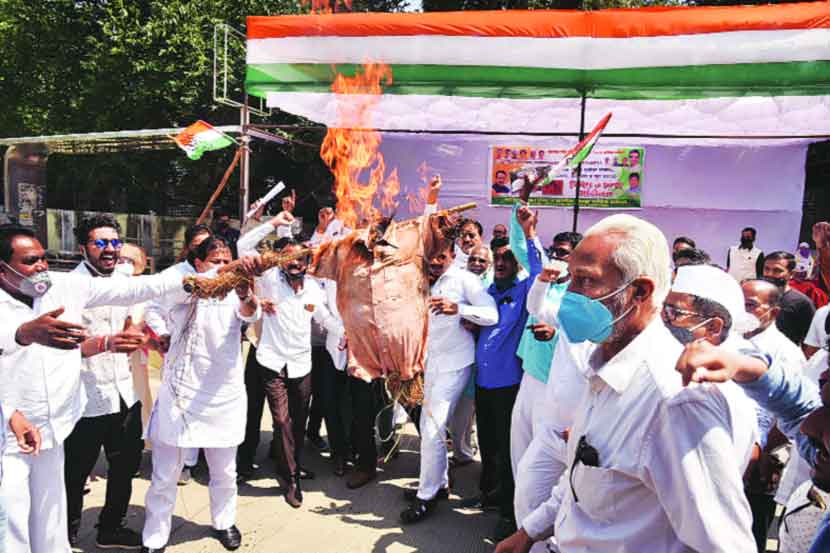 जिल्हाधिकारी कार्यालयासमोर शहर-जिल्हा काँग्रेसच्या वतीने निदर्शने करताना पदाधिकारी