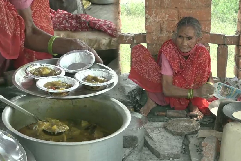 उत्तर प्रदेशमधील आग्र्यातील एका रस्त्याच्या बाजूच्या फुटपाथवर चविष्ठ अन्नपदार्थ विकून पोट भरणारी रोटीवाली अम्मा सध्या खूपच चिंतेत आहे. (सर्व फोटो: एएनआयवरुन साभार)